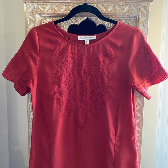 Abercrombie & Fitch Burgundy Short Sleeved Embroidered Monotone Dress Size Small - Picture 2 of 10